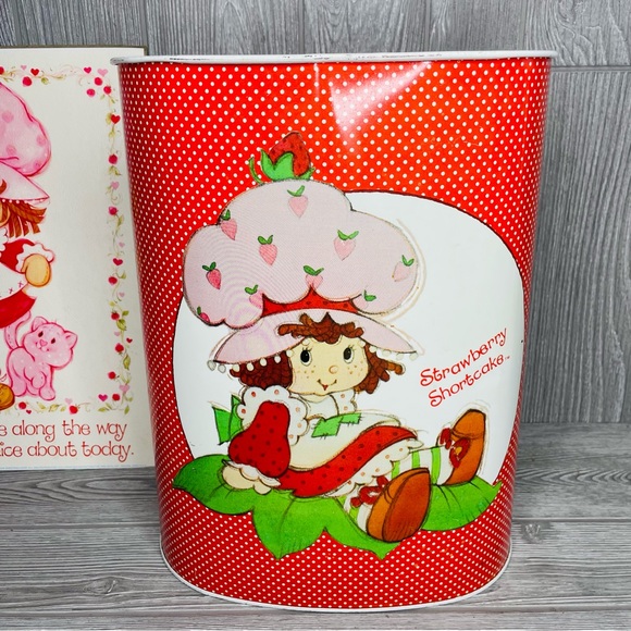 Vintage 80s Strawberry Shortcake Cheinco Metal Trash Can & wallart picture decor - Picture 16 of 16